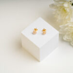 أقراط صغيرة مرصعة باللؤلؤ