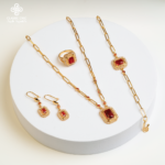 طقم كلاسيكي أحمر